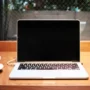 Laptop di atas meja kerja untuk memeriksa status lamaran daring