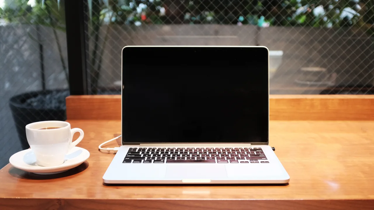 Laptop di atas meja kerja untuk memeriksa status lamaran daring