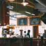 Dua orang di meja kasir sebuah kedai kopi
