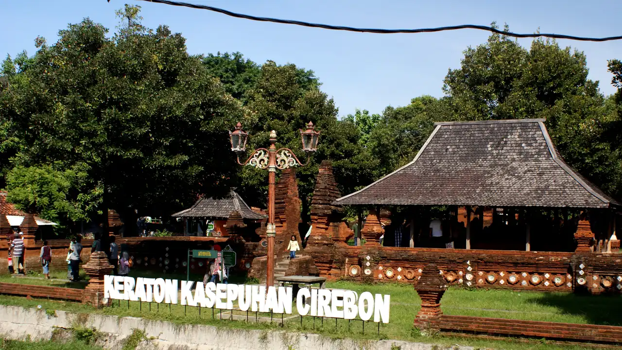 Bangunan Keraton Kasepuhan di Kota Cirebon dilihat dari halaman depan
