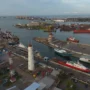 Pemandangan udara Pelabuhan Tanjung Emas di Semarang dengan dermaga dan kapal