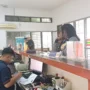Petugas melayani warga di loket pelayanan