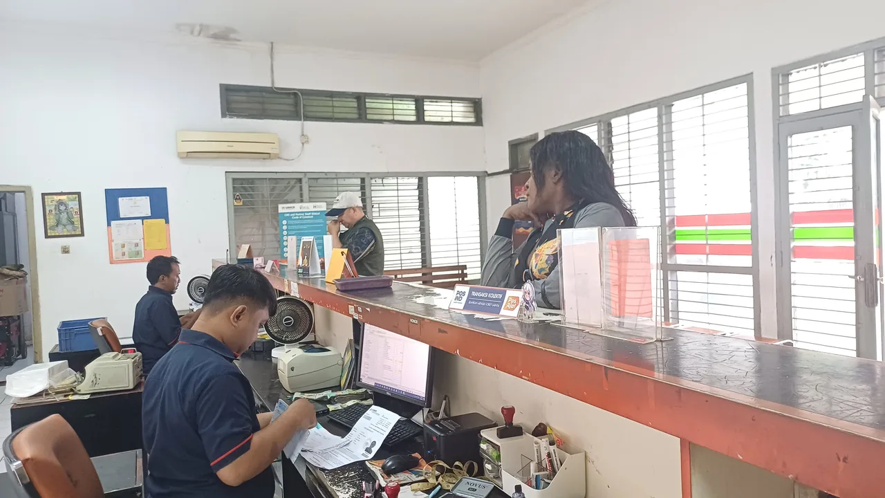 Petugas melayani warga di loket pelayanan