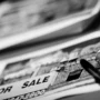 Halaman iklan baris di surat kabar dengan deretan iklan kecil berdempetan