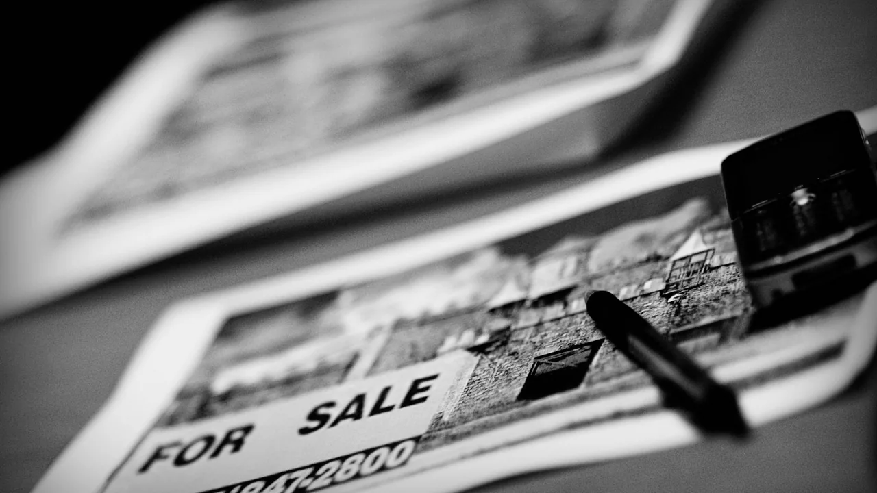 Halaman iklan baris di surat kabar dengan deretan iklan kecil berdempetan