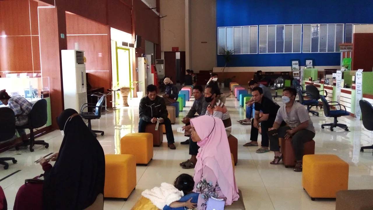 Ruang pelayanan di Mal Pelayanan Publik Kabupaten Kebumen Ruang pelayanan publik dengan loket dan kursi tunggu
