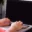 Seseorang mengetik di laptop untuk mengisi pendaftaran daring