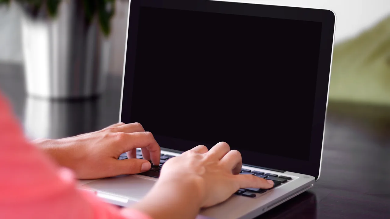 Mendaftar secara daring lewat laptop Seseorang mengetik di laptop untuk mengisi pendaftaran daring