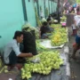 Tangan menganyam ketupat dari janur