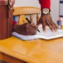 Seseorang menulis di atas kertas dengan pena