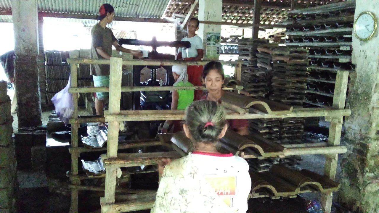 Pekerja di pabrik genteng Sokka, Kebumen Pekerja sedang bekerja di lini produksi pabrik genteng Sokka, Kebumen