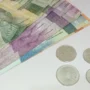 Ilustrasi uang kertas dan uang logam rupiah
