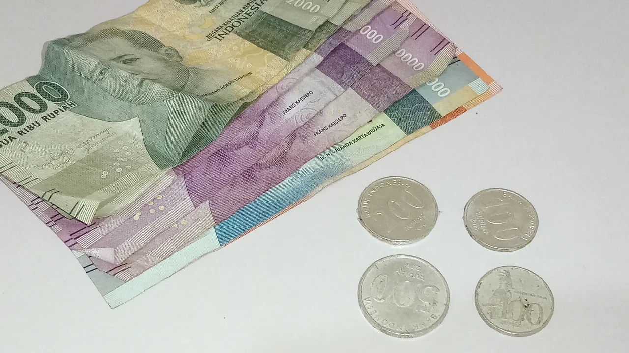Uang kertas dan uang logam rupiah Ilustrasi uang kertas dan uang logam rupiah